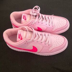 Women pink sneaker